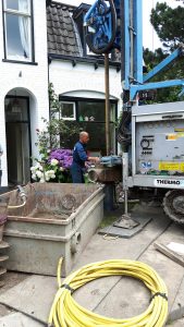 De boormachine staat klaar om te starten.