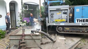 Het eerste water met zand loopt in de spoelbak.