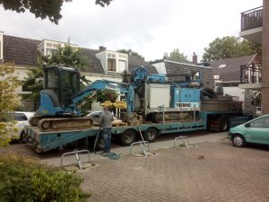 Oplegger met grondboormachine