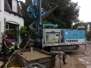 De boorstangen worden weer uit het gat gehaald.