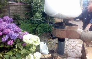 De slang is geplaatst, het gat wordt afgevuld met fijn grind.