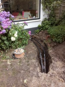 De slang is gekoppeld aan de slang die verbonden is met de warmtepomp binnen.